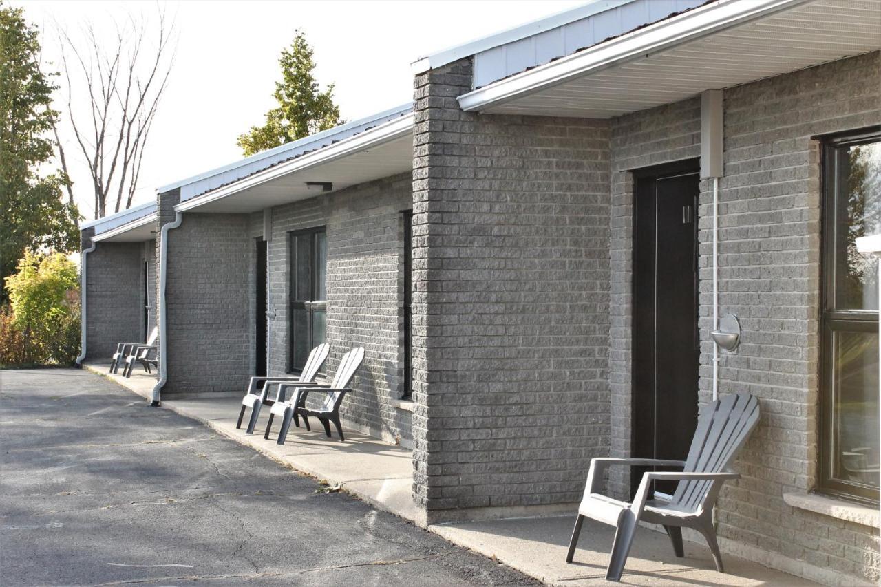 Motel Du Canton Valcourt Exterior foto